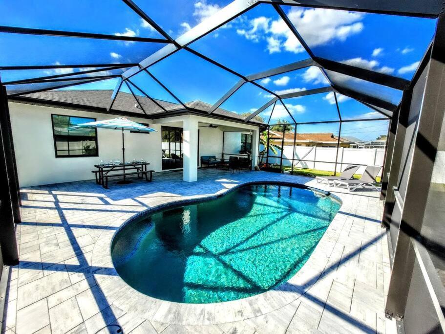 קייפ קורל Blue Door Retreat - Luxury Pool Home - Sleeps 8 מראה חיצוני תמונה