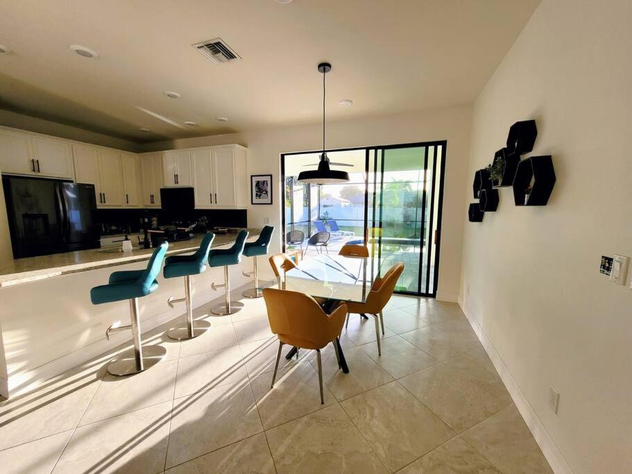 קייפ קורל Blue Door Retreat - Luxury Pool Home - Sleeps 8 מראה חיצוני תמונה