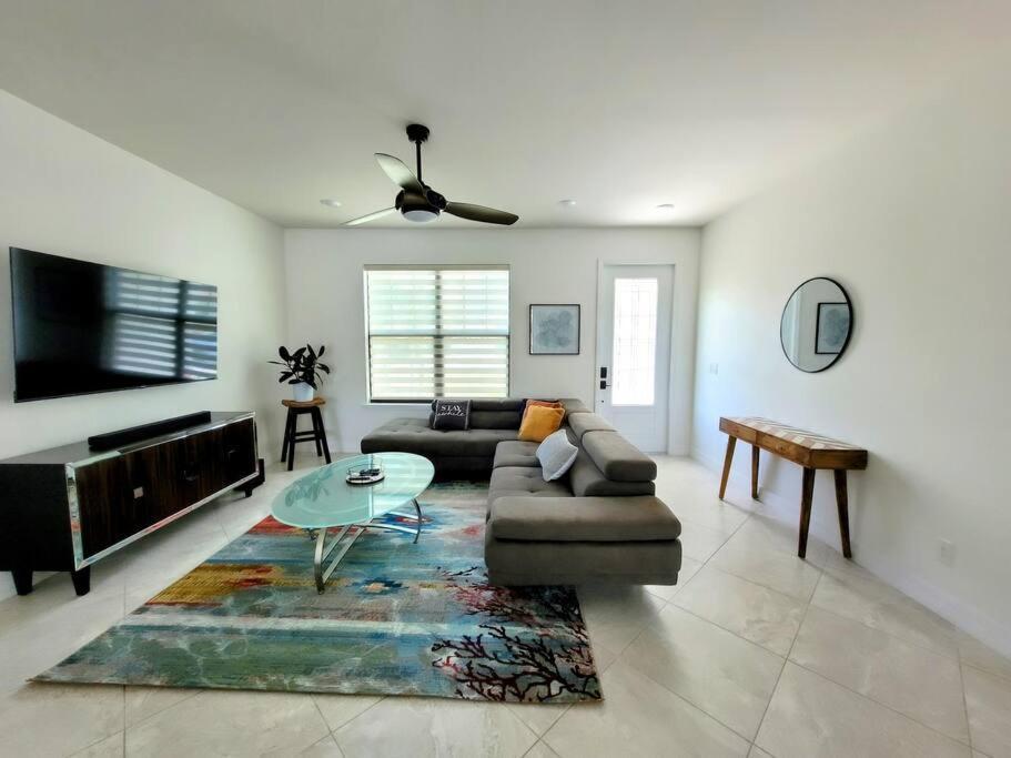 קייפ קורל Blue Door Retreat - Luxury Pool Home - Sleeps 8 מראה חיצוני תמונה