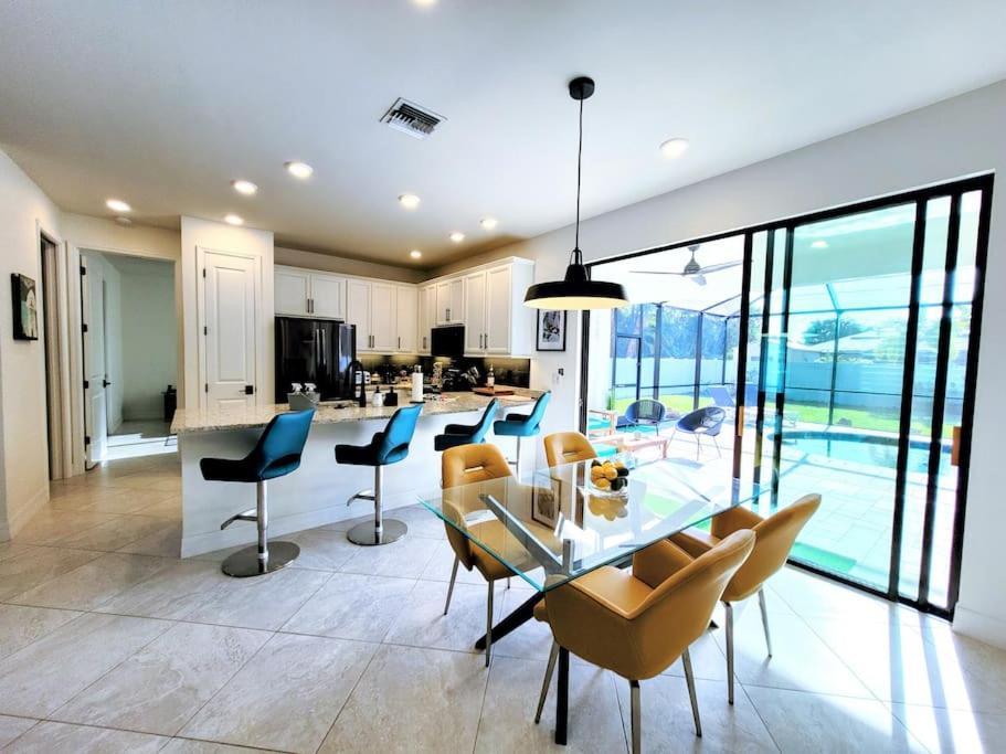 קייפ קורל Blue Door Retreat - Luxury Pool Home - Sleeps 8 מראה חיצוני תמונה